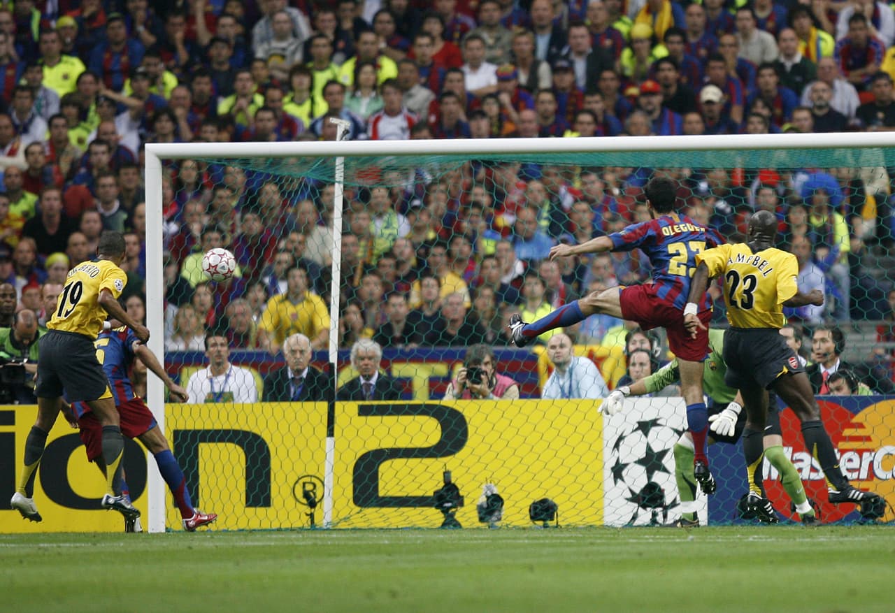 Con diez hombres en la cancha, Arsenal marcó el primer gol del encuentro al 37’. Un cabezazo de Sol Campbell ponía en peligro el sueño blaugrana y de Márquez.