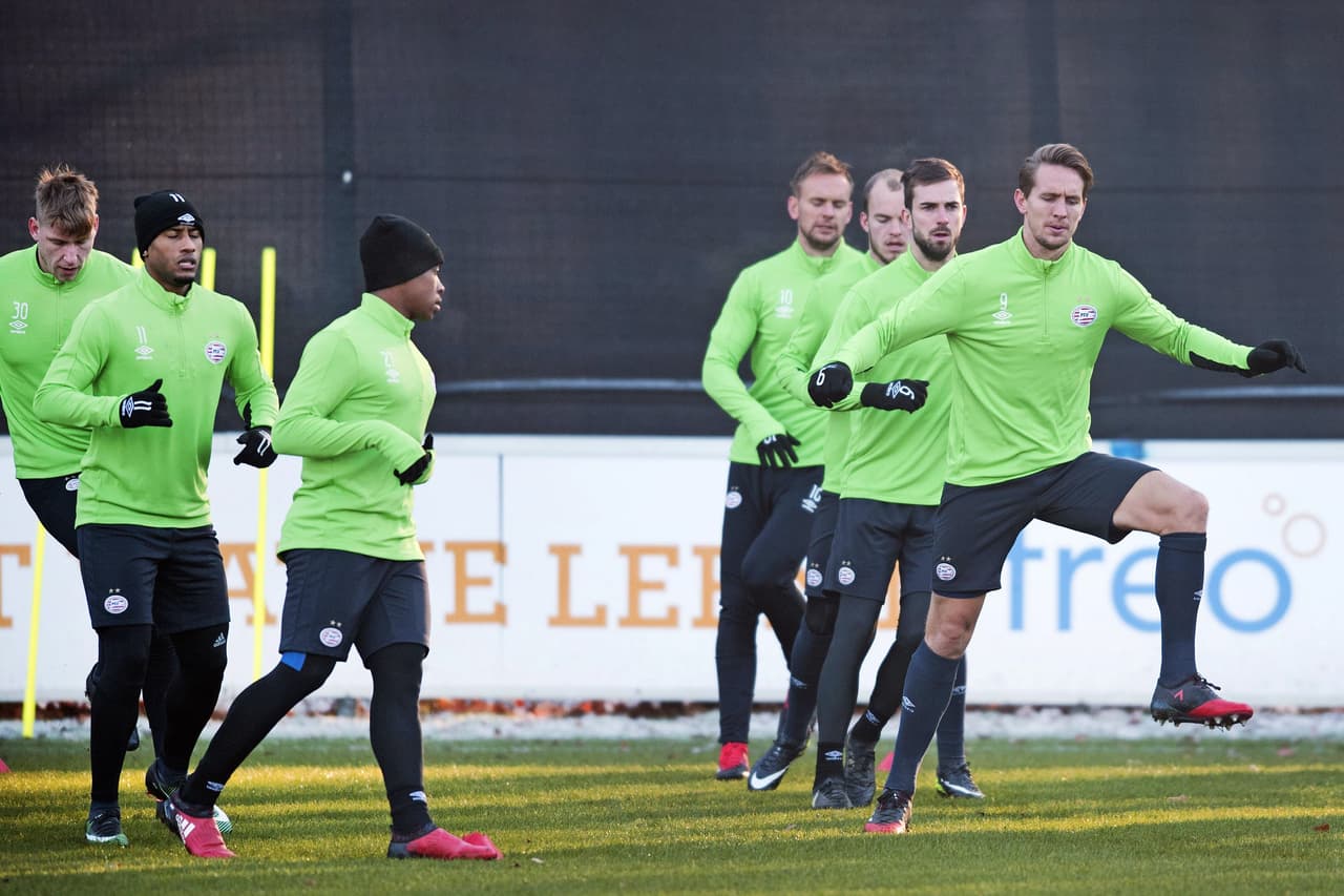 En el grupo D hay otra disputa por Europa League que incluye equipos de mexicanos. Se trata de PSV, que será local contra Rostov y al que debe derrotar si quiere obtener el cupo.