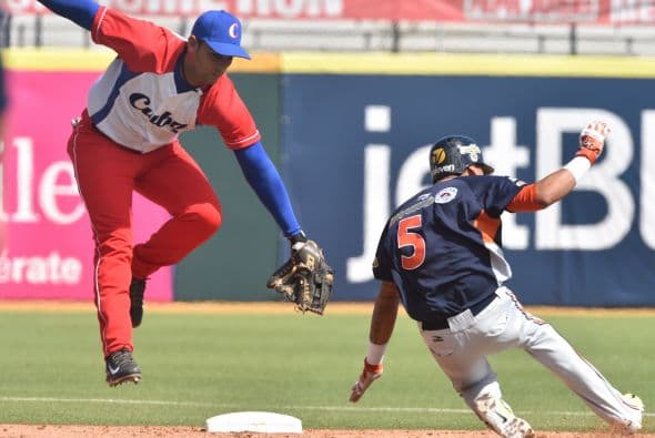 Los venezolanos volvieron a responder, y esta vez en la novena entrada cuando Hernández pegó un sencillo impulsador por la antesala para empujar a José Gil y extender el partido 6-2 y así mantener una cómoda ventaja hasta el final del encuentro.