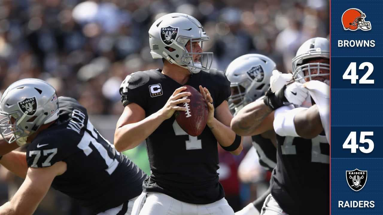 En polémico encuentro que se definió en tiempo extra, Derek Carr guió a los Raiders a su primer triunfo de 2018 al lanzar para 437 yardas y cuatro envíos a la zona prometida.