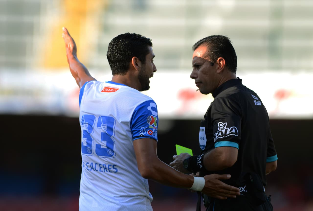 José Alfredo Peñaloza, árbitro del encuentro, mostró 3 tarjetas amarillas, incluida una tarjeta roja para Pablo Cáceres por doble amonestación.