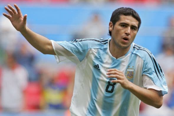 En el 2009 Riquelme decidió renunciar a la selección por las diferencias que tenía con el entonces entrenador Diego Armando Maradona y por las constantes críticas por su juego.