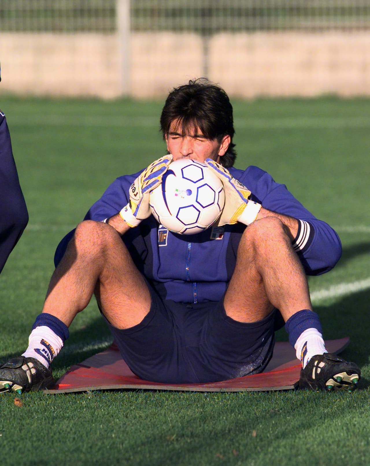 <b>Gianluigi Buffon</b>
<br>El ya muy reconocido y aún vigente guardameta italiano, Gigi Buffon, comenzó su aventura mundialista en el Mundial de Francia 1998.