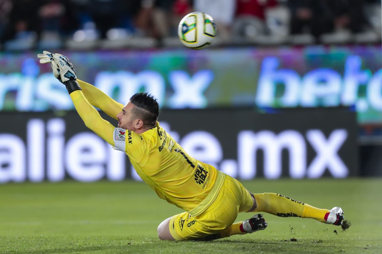 Pachuca arrancó con el pie derecho el Clausura 2023 en el Estadio Hidalgo al derrotar por goleada 5-1 al Puebla. Con anotaciones de Luis Chávez, doblete de Nicolás Ibáñez, otro de ‘Chofis’ López y uno más de Kevin Álvarez, los Tuzos dejaron en claro que buscarán el bicampeonato en la Liga MX. Por parte de La Franja, Martín Barragán anotó el del honor desde los 11 pasos.
