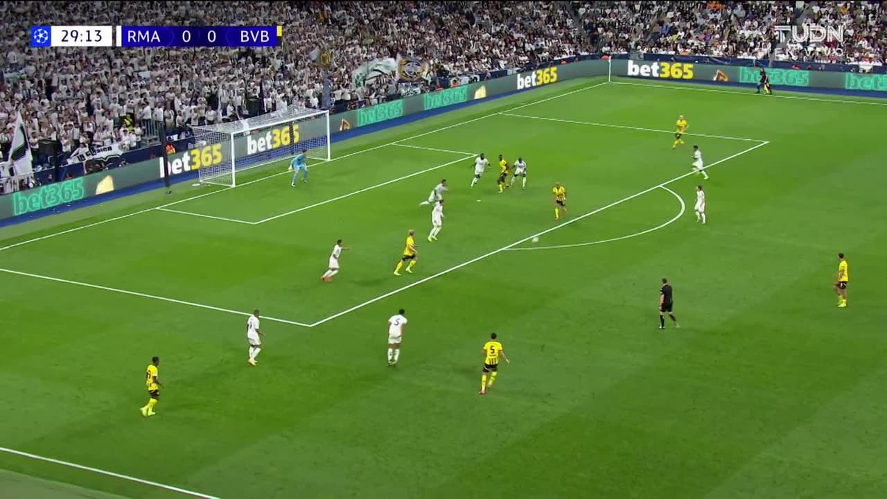 ¡GOL!  anota para Borussia Dortmund. Donyell Malen