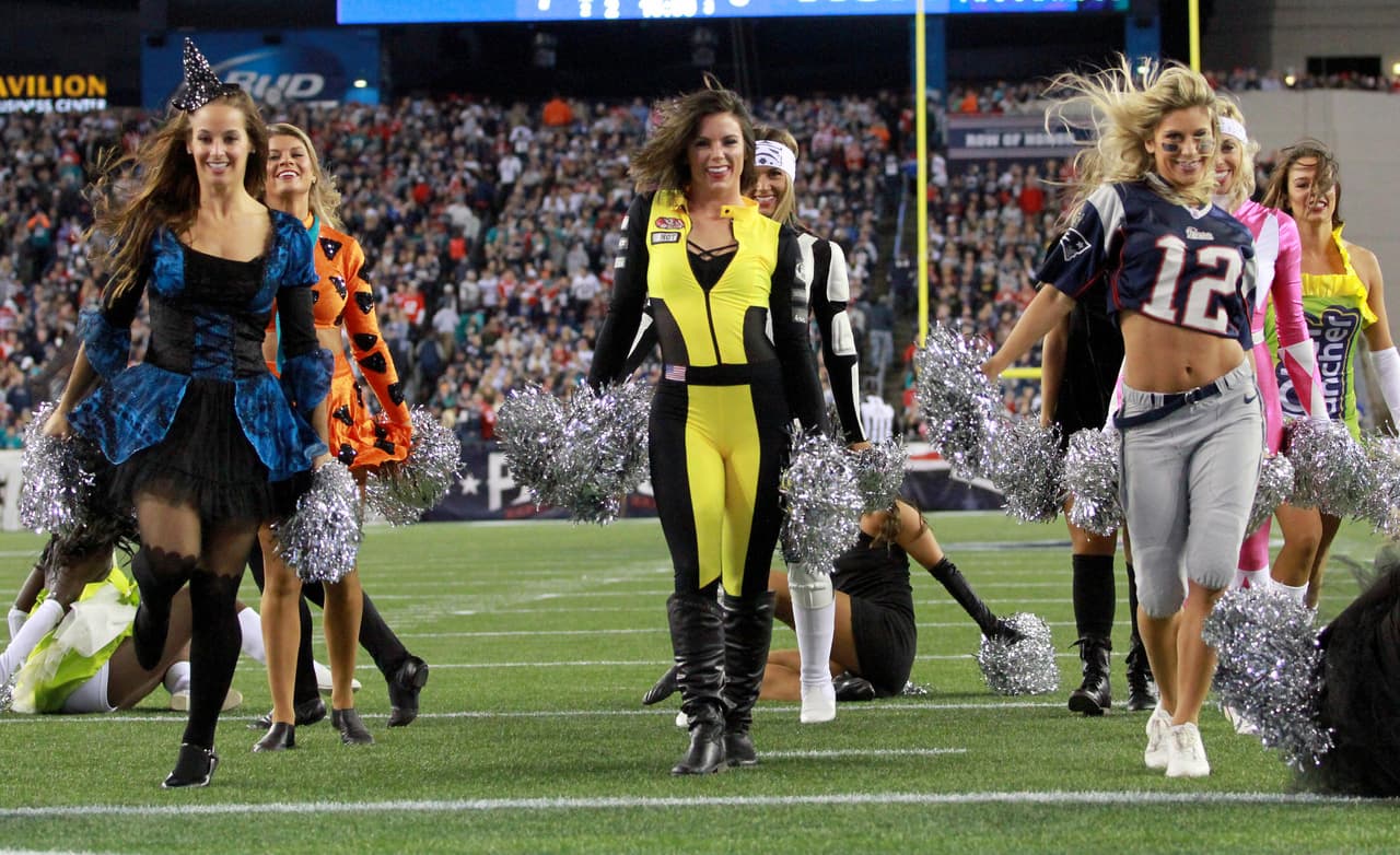 No todo es terror en Halloween, las porristas de la NFL mostraron su lado sexy con estos disfraces, unos coquetos, otros muy HOT, tú decides.
