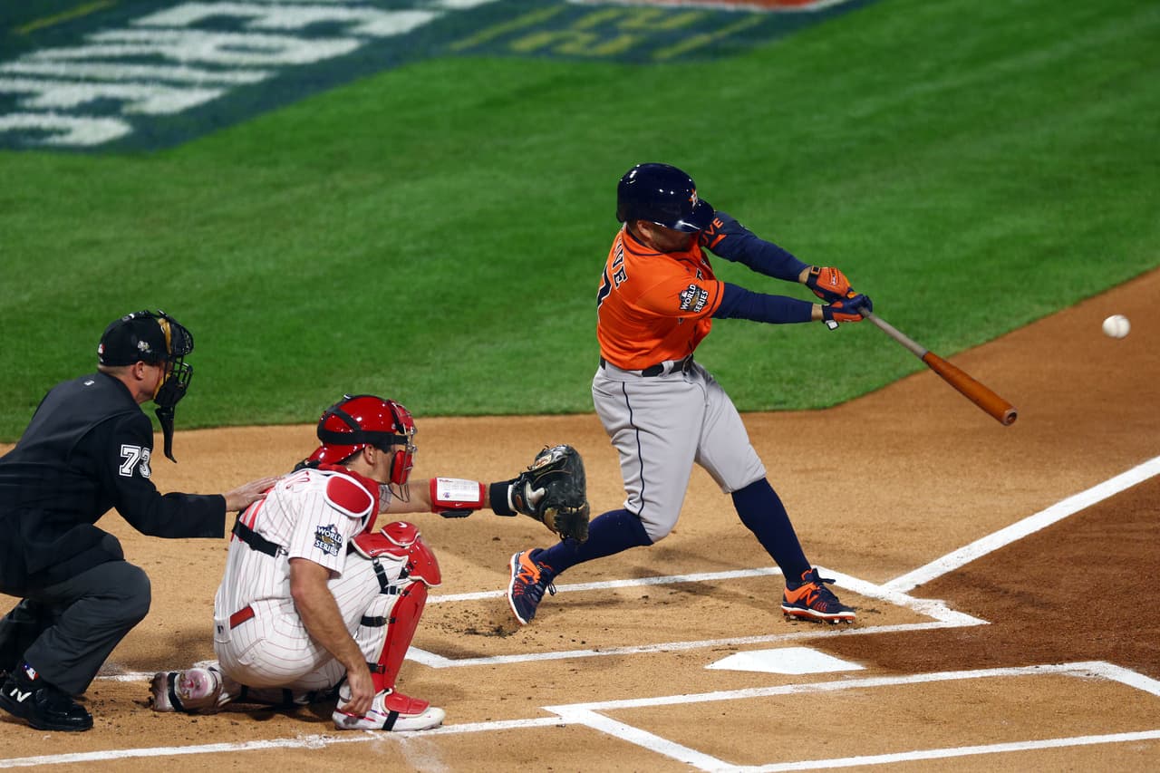 José Altuve #27 de los Astros de Houston al bate contra los Phillies de Filadelfia durante la primera entrada del Juego Cuatro de la Serie Mundial 2022.