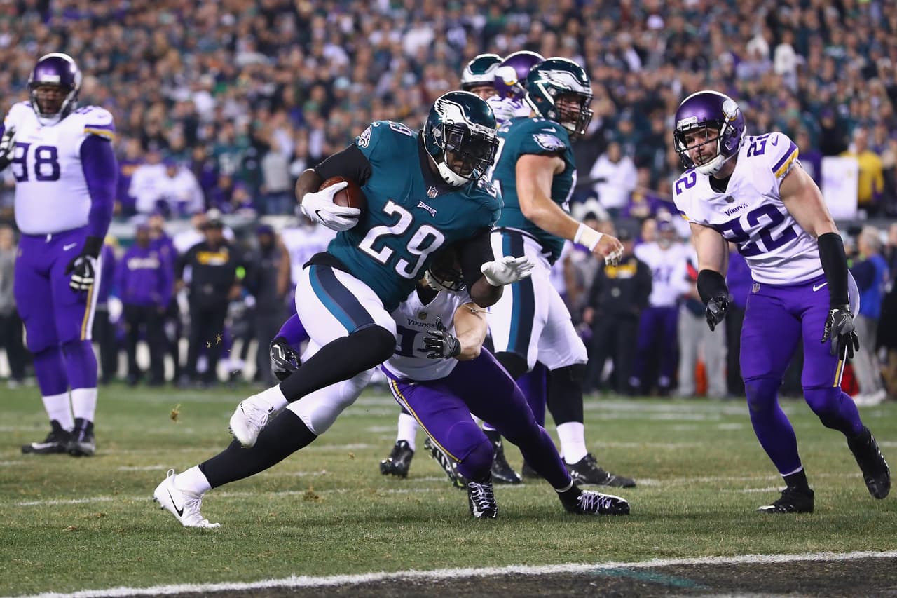 LeGarrette Blount estuvo discreto al sumar sólo 21 yardas en 6 acarreos, pero también visitó las diagonales en una ocasión.