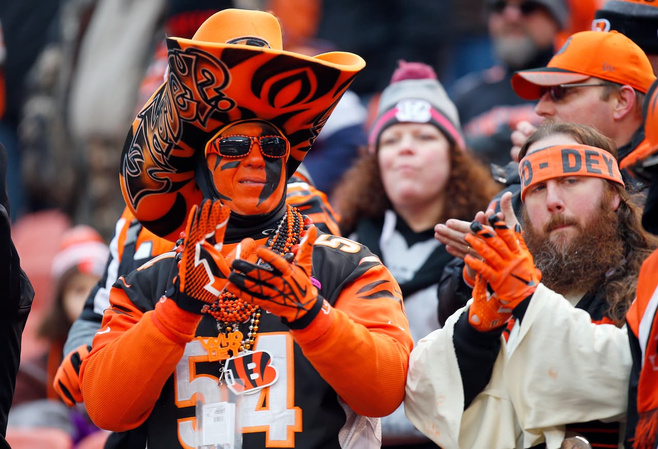 La NFL vivió una nueva jornada en la que el colorido y humor de los fanáticos mezclados con el ánimos de las porristas y la energía de los espectáculos le dieron vida propia a la fiesta fuera de la competencia en el fútbol americano estadounidense.