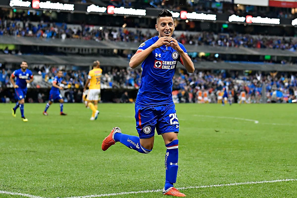 El mediapunta Roberto Alvarado celebra su gol al minuto 67 con el que Cruz Azul derrotó por 1-0 a Tigres UANL por la jornada 3 del Apertura 2018 de la Liga MX.