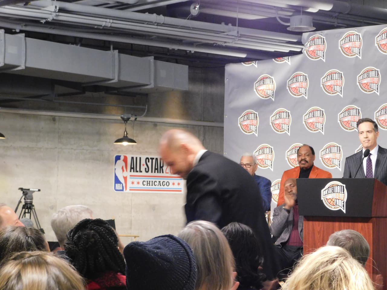 Así se vive la ceremonia para decidir que grandes estrellas de la NBA serán inmortalizados en el Salón de la Fama.