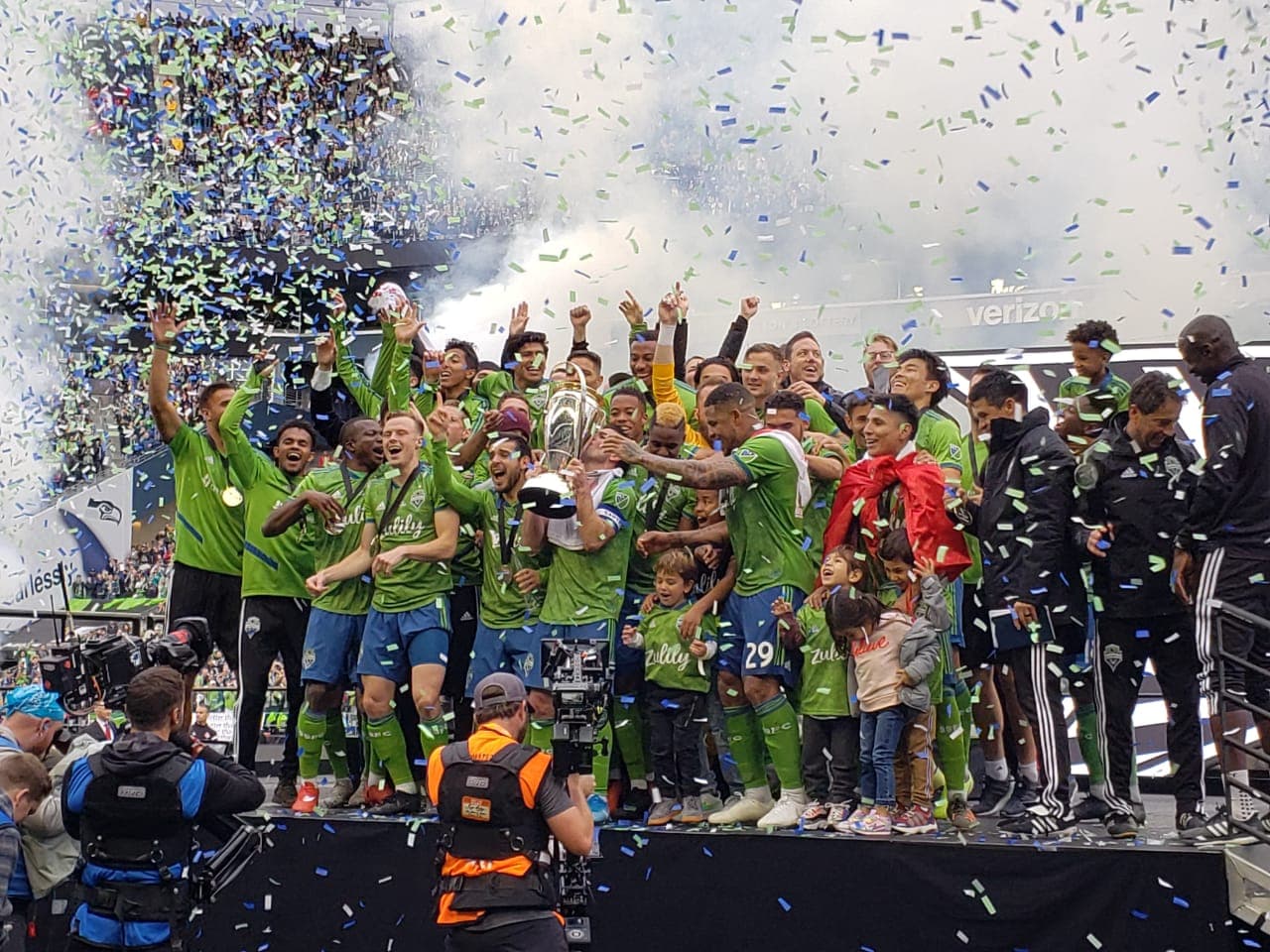 El Seattle Sounders festeja su segundo título de la MLS, ambos ante el Toronto FC, el primero en casa.