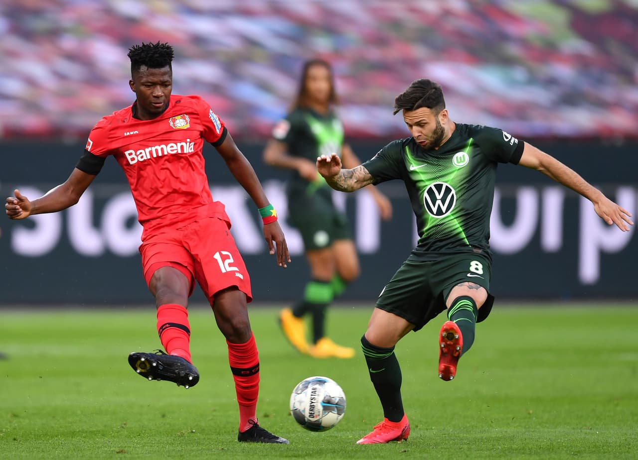 Renato Steffen, realiza presión alta sobre el central del Leverkusen, Edmond Tapsoba.