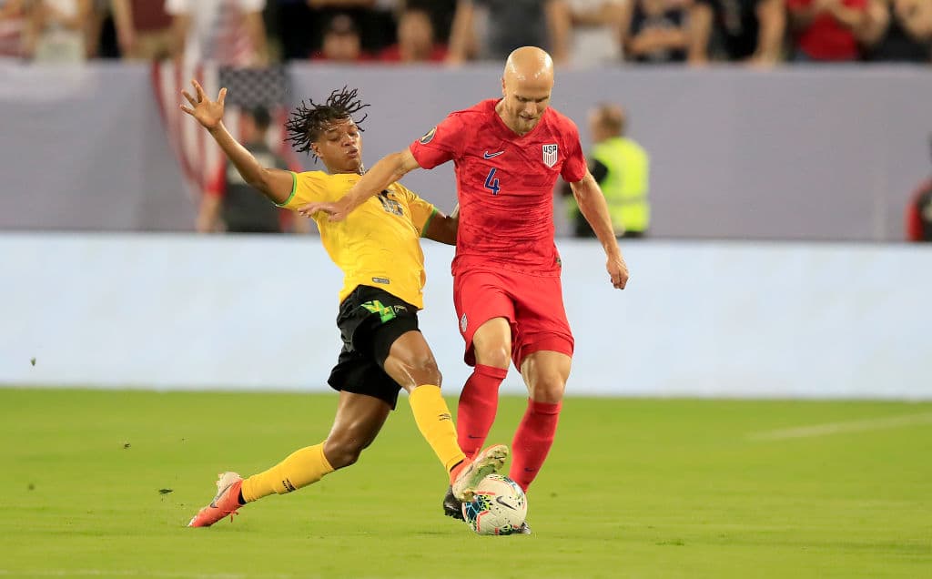 Ambos equipos acabaron la primera parte con ocho tiros pero con ventaja de los estadounidenses en cuanto a los tiros a puerta por 4 a 2 y un 56 por ciento de posesión por 44 de los jamaiquinos.