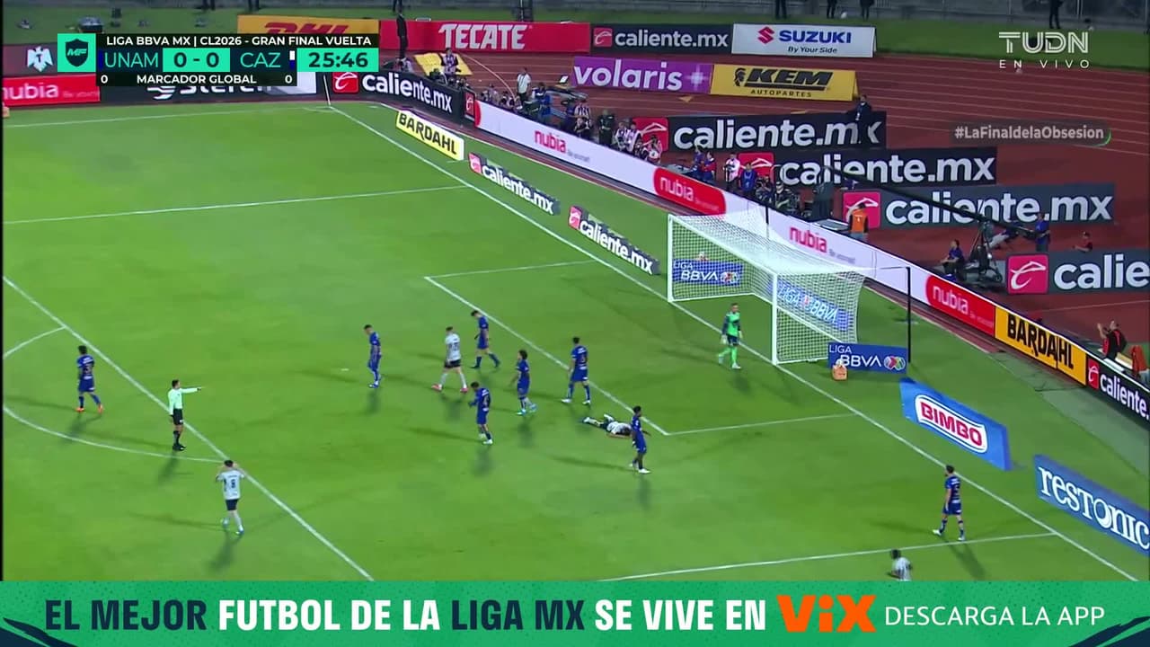 ¡Le desvían el balón a Charly! La Máquina sigue presionando y nuevamente se meten a zona de peligro de Pumas
