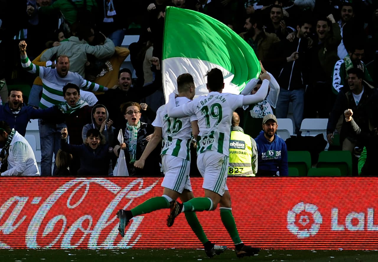 En tiempo de agredado del primer tiempo, Morón se estrenó con un tremendo golazo.