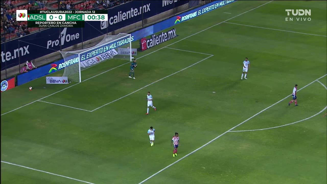 ¡TIRO ATAJADO! disparo por Facundo Waller.