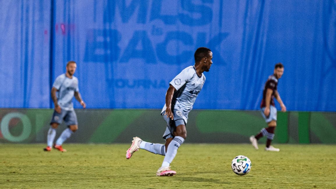 El 2-2 cayó al 84’, Jonathan Lewis desbordaba por la izquierda y penetraba el arco rival. Alan Pulido fue pintado de amarillo por una falta dentro del área chica contraria.