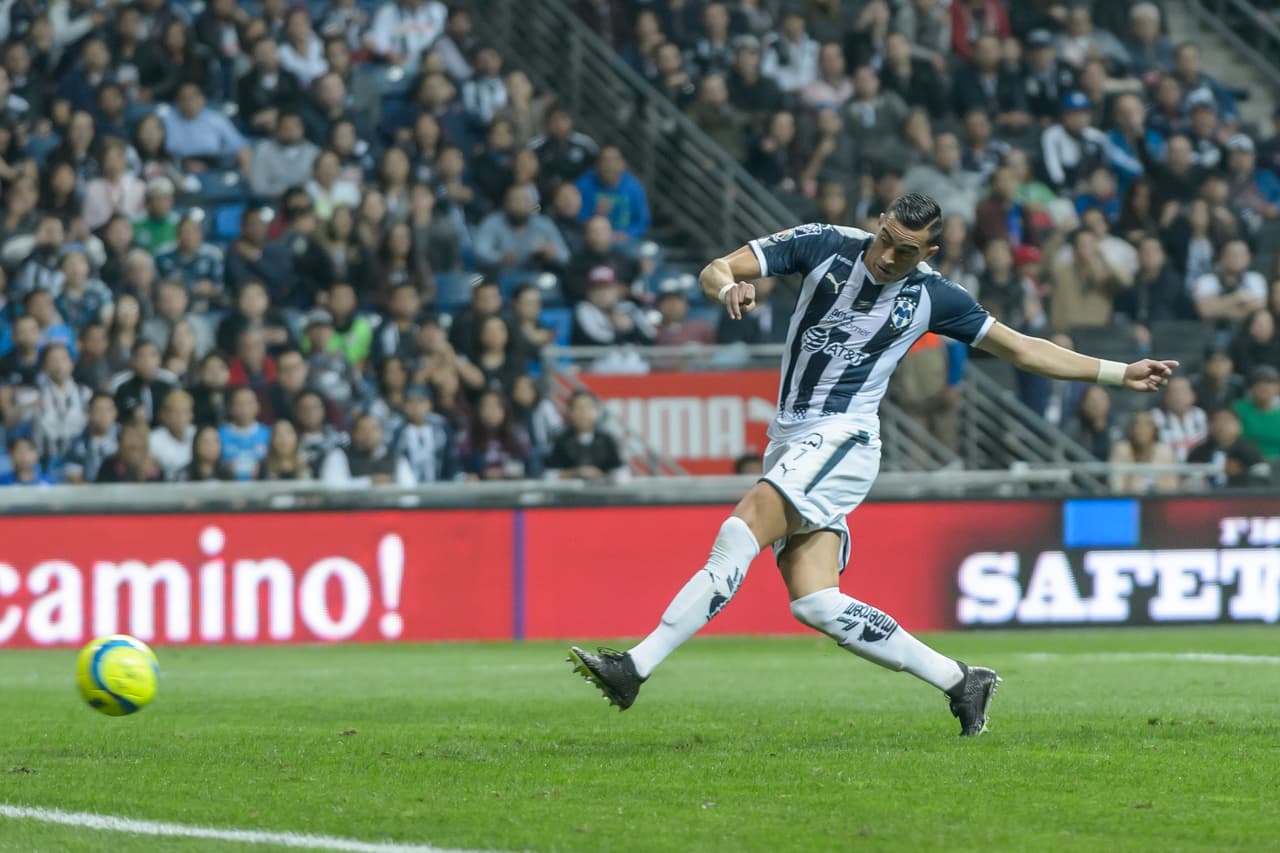 El argentino Rogelio Funes Mori se encargó de poner el primer gol del partido con esta definición.