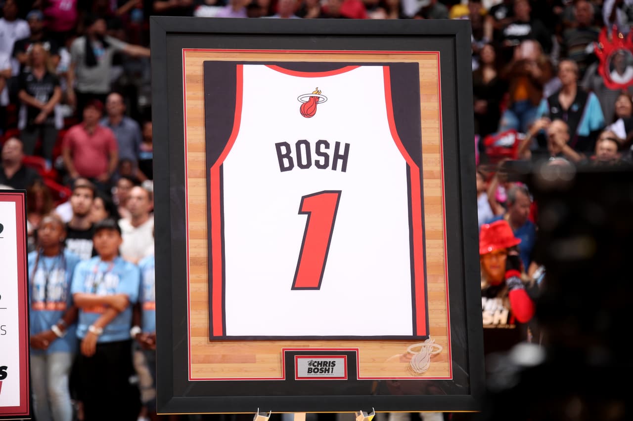 Chris Bosh - Al no poder regresar a la duela por una enfermedad pulmonar, el Miami heat decidió retirar este 2019 el número 1 de su roster.