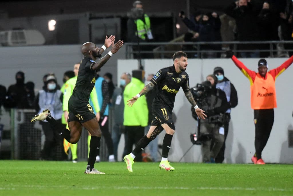 Georgino Wijnaldum evita las burlas hacia el PSG en el minuto 90+2, pone el empate 1-1 y rescatan un punto.