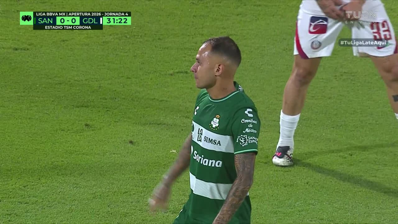 ¡TIRO ATAJADO! disparo por Jordán Carrillo.