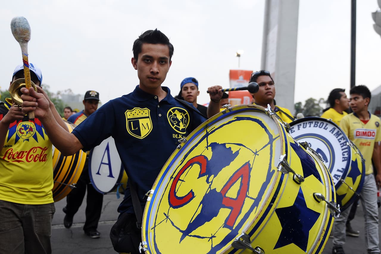 América es el más grande de Concacaf, el tercero más grande de Latinoamérica y el 19 de la lista con 14.576.106 seguidores en redes sociales, divididos en 10.228.793 Facebook, 878.481 en Twitter, 3'.062.947 en Instagram, 69.979 en Periscope y 335.906 en Youtube. No maneja Google+.