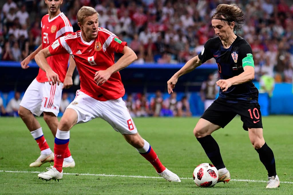 El jugador más talentoso de la selección croata Luka Modric (10) no figuró en los primeros 90 minutos de partido, el trabajo de marcaje especial que le aplicaron surtió efectos con el balcánico.