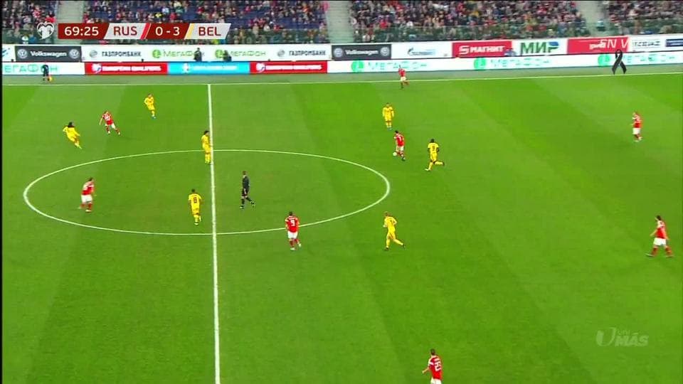 Thibaut Courtois despeja el balón y aleja el peligro