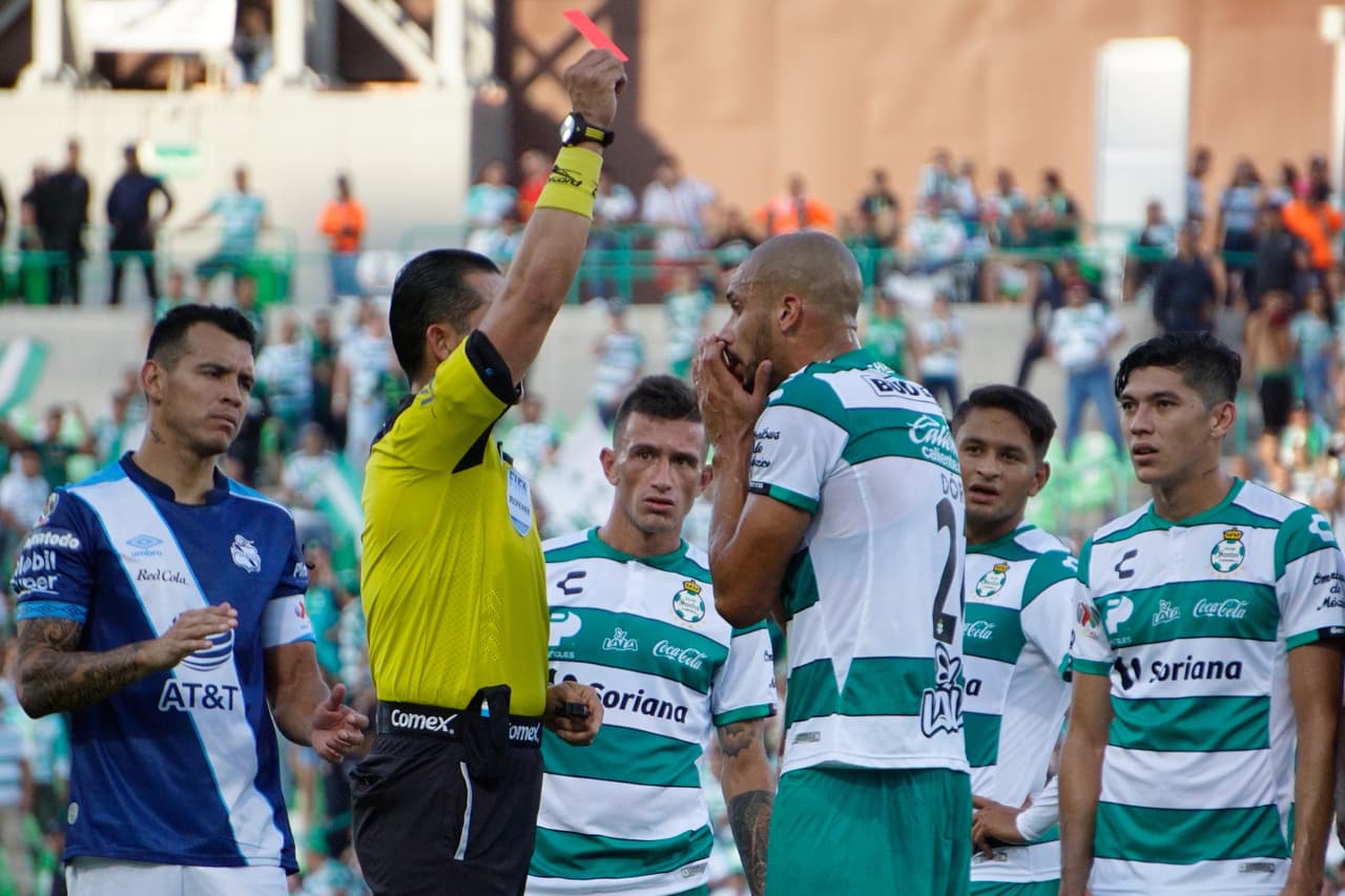 Los locales se quedaron con un jugador menos tras la expulsión de Matheus Doria al minuto 45, justo antes del descanso.