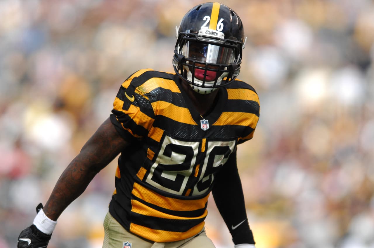 October 9th, 2016: Le'Veon Bell #26 during the New York Jets vs Pittsburgh Steelers game at Heinz Field in Pittsburgh, PA. Jason Pohuski/CSM (Cal Sport Media via AP Images)