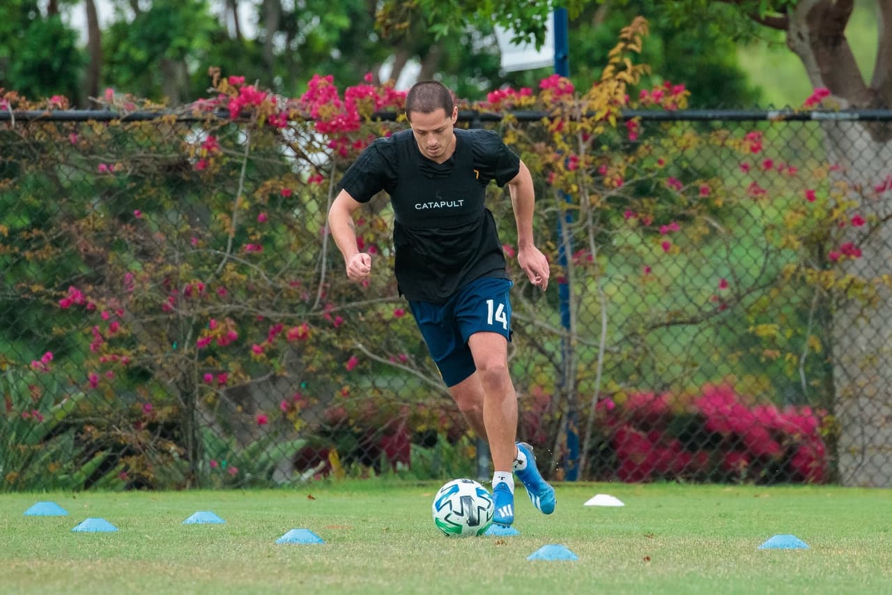 ‘Chicharito’ y LA Galaxy ya reanudaron entrenamientos | Javier Hernández y el resto de la plantilla angelina volvieron a tener actividad en las instalaciones deportivas del club. | El primer compromiso del LA Galaxy podría ser ante los San Jose Earthquakes.