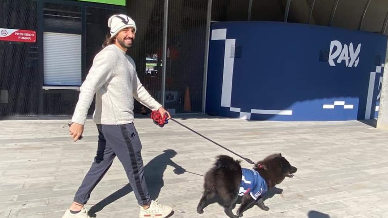 Rodolfo Pizarro es acompañado por su perro con playera de Rayados