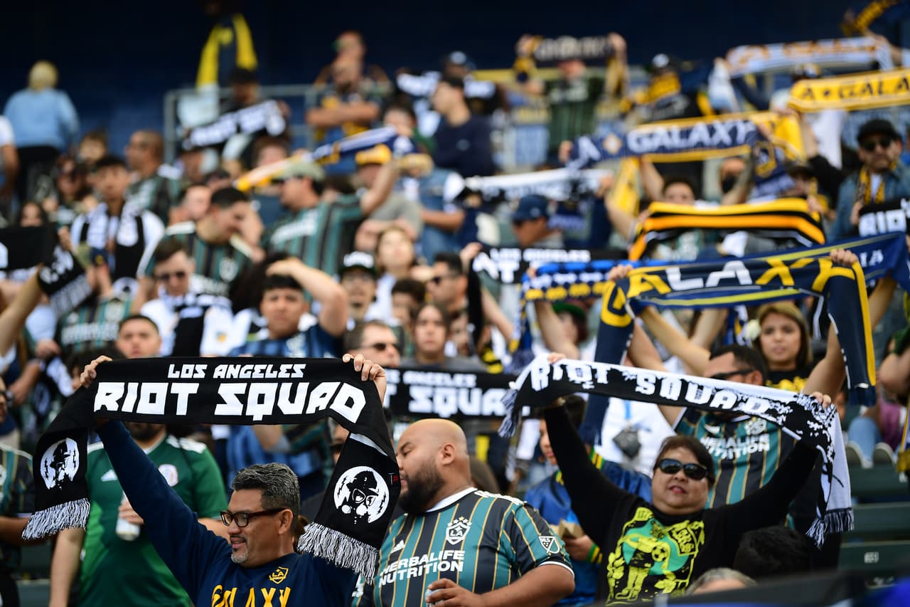 La afición colmó las gradas del estadio en Carson, California.
<br>