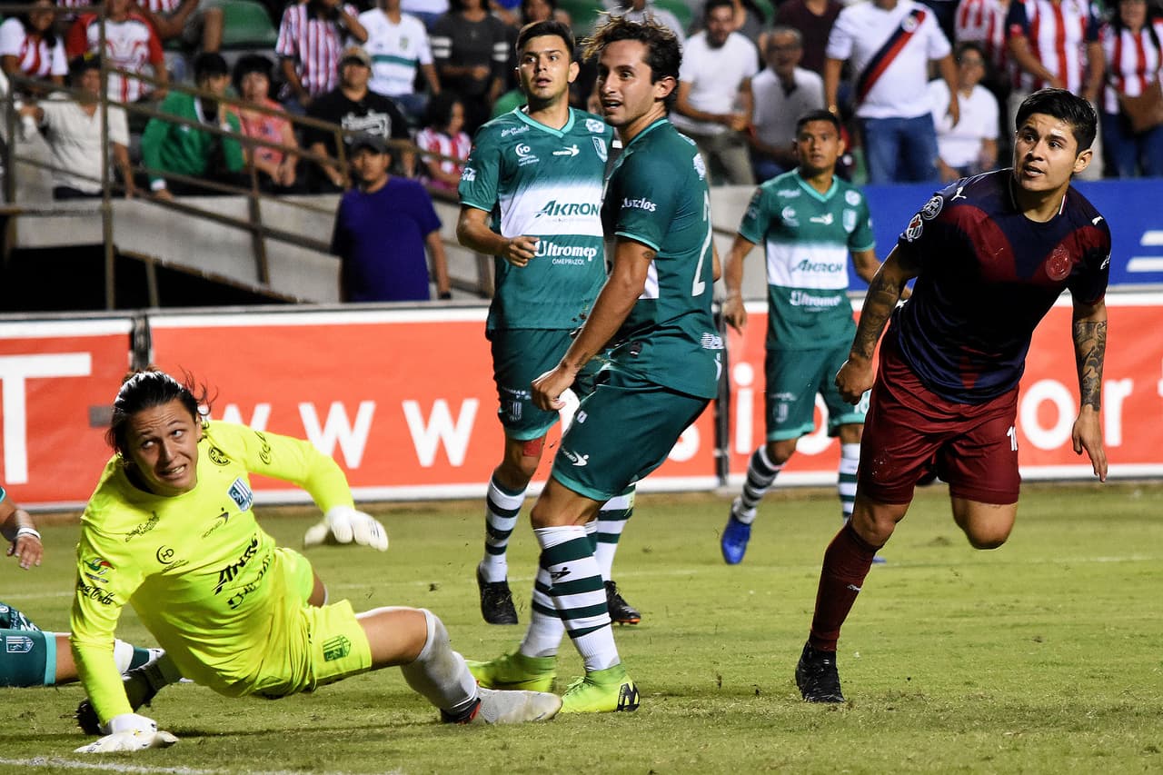 'Chofis' López (derecha) marcó el 1-0 para Chivas al minuto 68' y Michael Pérez hizo el 2-0 al 88', sellando el triunfo del Rebaño Sagrado.