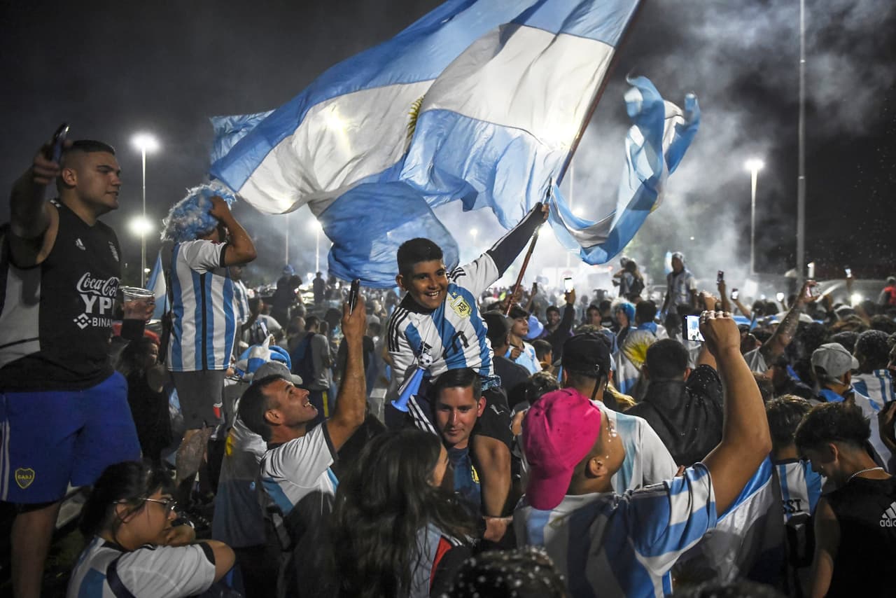 Festejos de la selección argentina en Buenos Aires tras ganar el Mundial Qatar 2022.