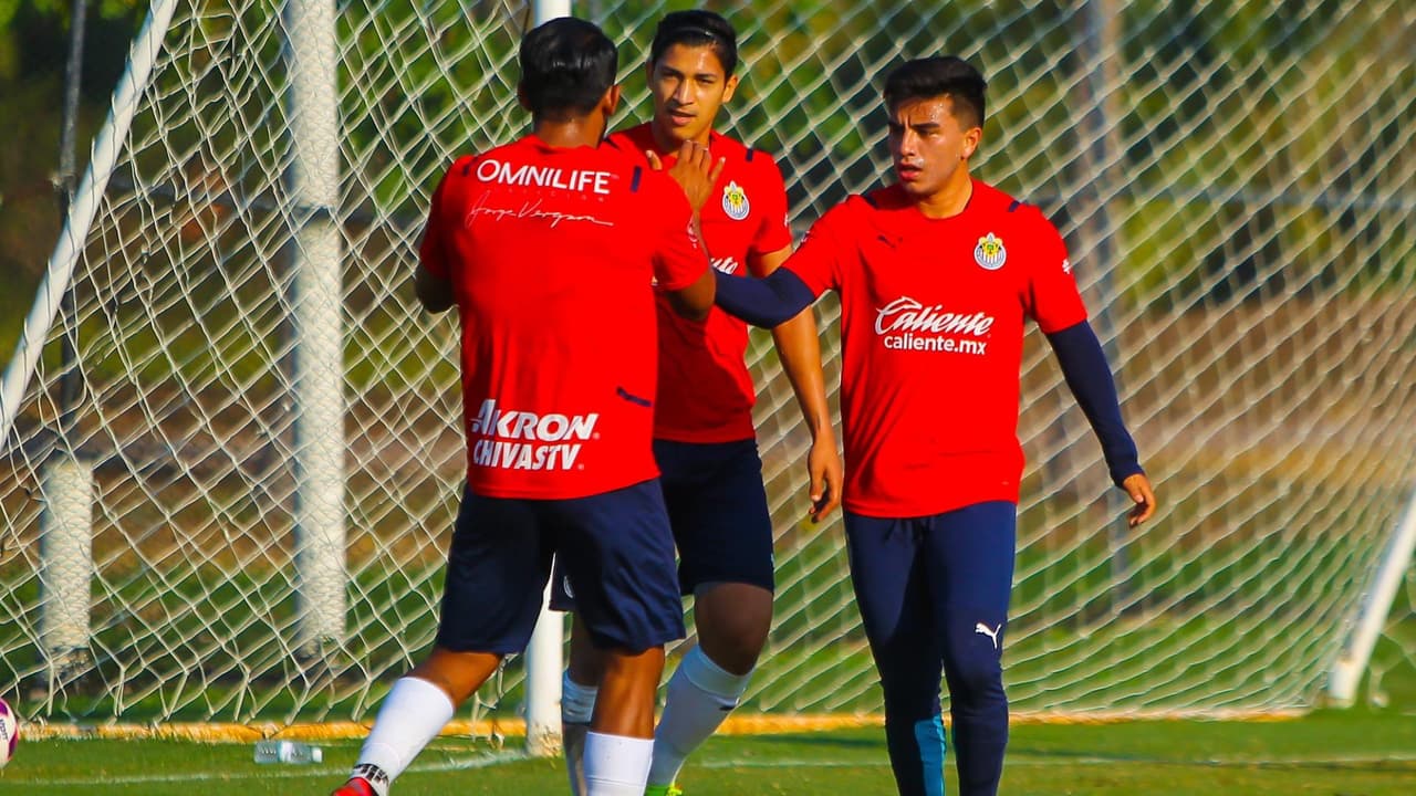 Chivas golea a Colima FC en su primer partido amistoso