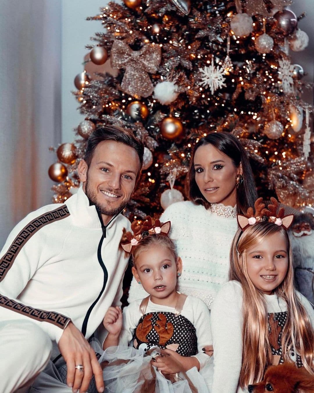 Ivan Rakitic | Las personalidades del balompié desearon felices fiestas a través de sus redes sociales.