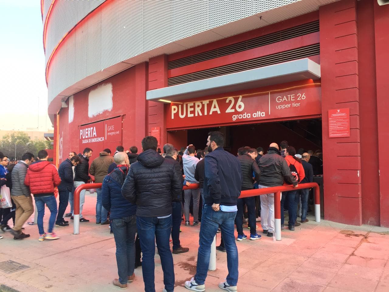 A pesar del horario, los andaluces fueron llegando poco a poco al Ramón Sánchez Pizjuán para vivir esta jornada de la UEFA Europa League en la que el Sevilla busca una buena ventaja ante el Slavia Praga para definir la serie con algo de tranquilidad en República Checa.