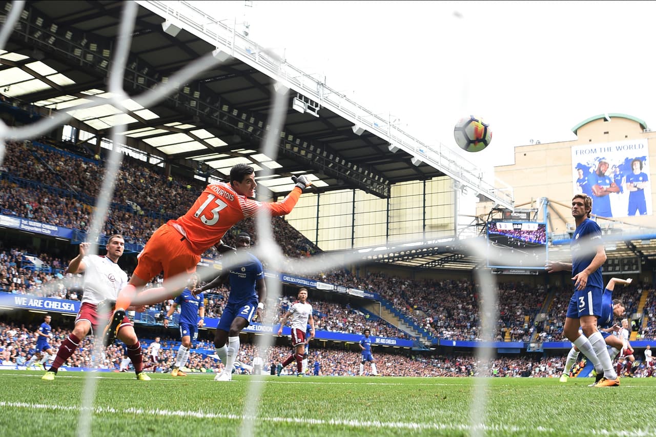 Así llegó el tercer gol de Burnley, de nuevo con obra de Sam Vokes ante un Thibous Courtois impotente ante el 0-3 al minuto 43.