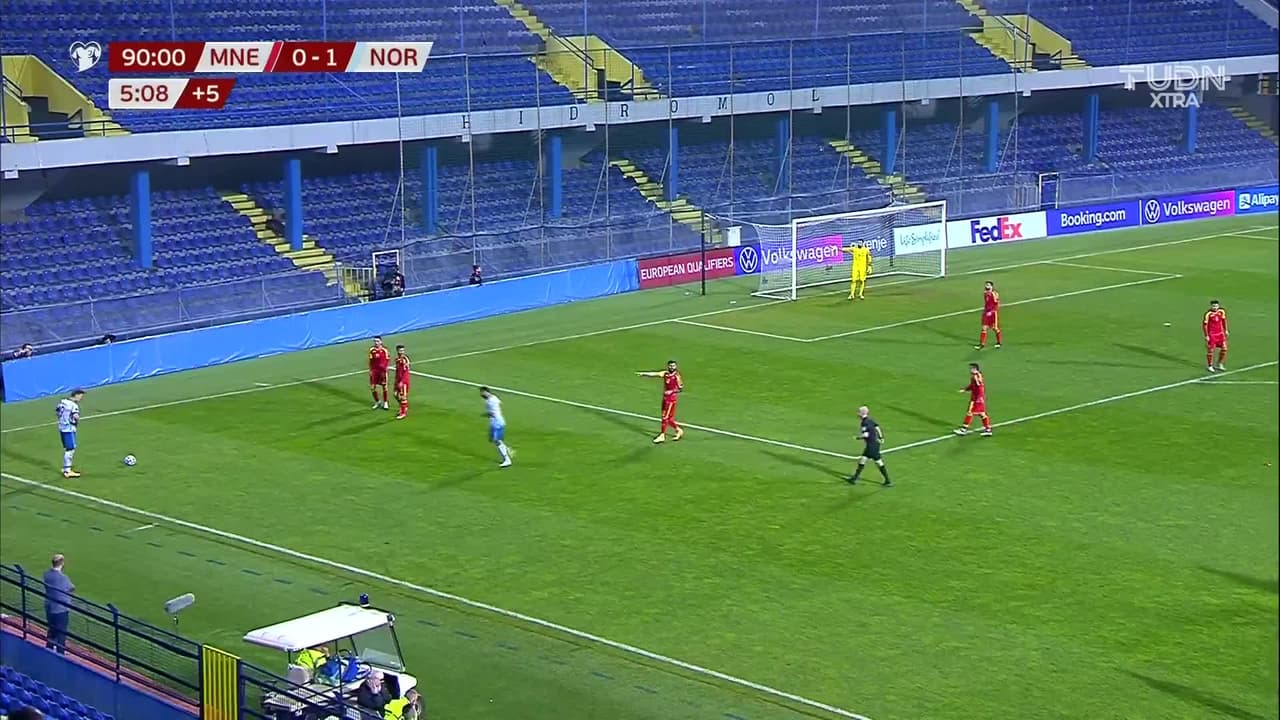 ¡CERCA! Joshua King disparó que se estrella en el poste.