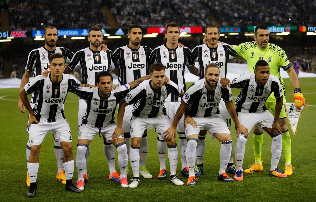 Los XI de la Juventus: Buffon; Barzagli, Bonucci, Chiellini, Alex Sandro; Khedira, Pjanic; Dani Alves, Dybala, Mandzukic; Higuain.