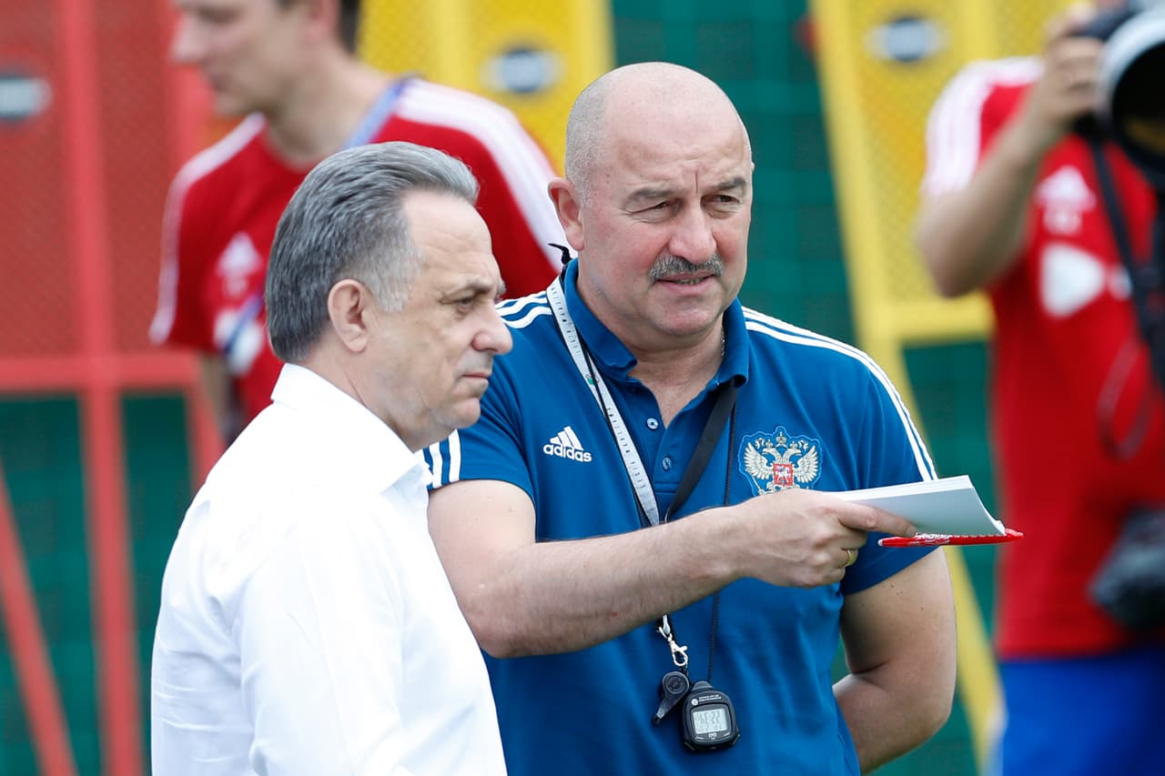 En la otra trinchera, aparece Stanislav Cherchesov (der), el entrenador de la selección de Rusia y quien ya hizo historia al ser el primer técnico en llevarla a una fase eliminatoria en un Mundial.