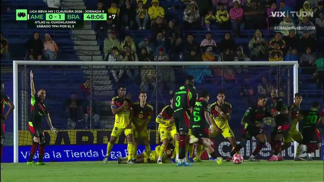 ¡Zapatazo de Denzell García revienta el travesaño y de milagro se salva el América!