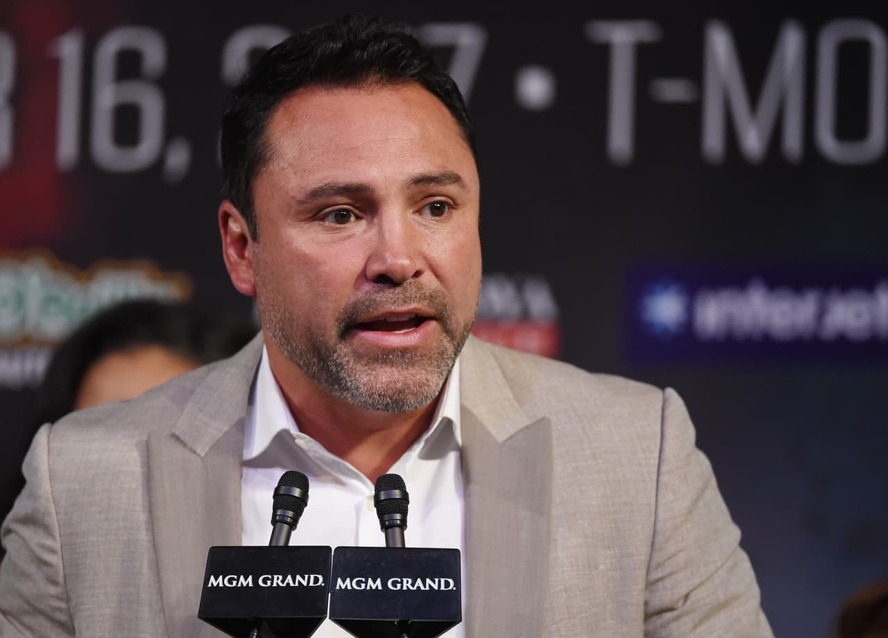 Óscar de la Hoya demuestra que sabe cómo asumir una pelea, a pesar de que ya no está en el cuadrilátero y de que esta sea tan intensa contra otro promotor.