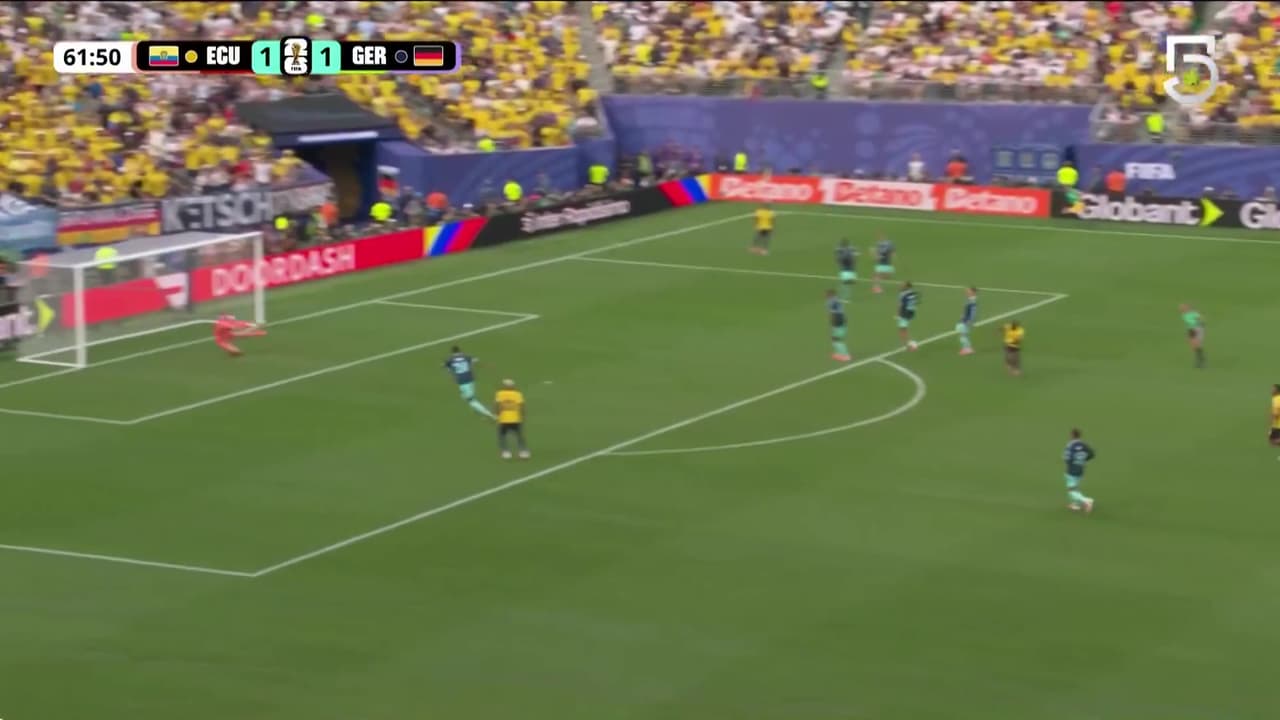 ¡Neuer aparece en el momento clave! El capitán salva a Alemania del segundo gol ecuatoriano