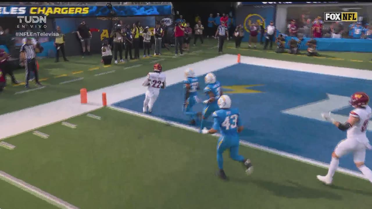 Croskey-Merritt vuelve a quemar a la defensiva de Chargers  y anota