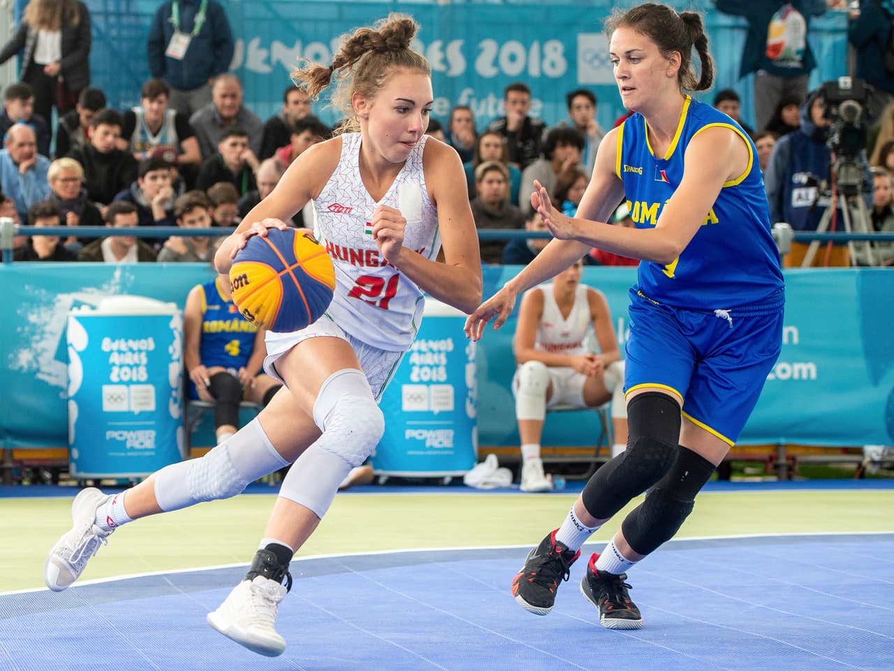 Orsolya Toth del equipo de Hungría (izq) intenta superar a Maria Ferariu de Rumania en la ronda preliminar de del básqyetbol 3x3 en el Parque Urbano.