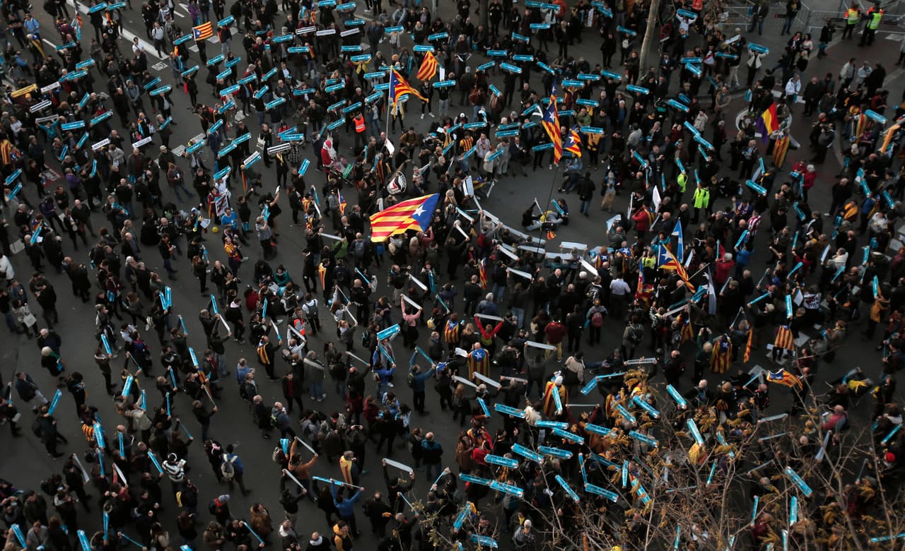 De forma pacífica, los catalanes se manifestaron con pancartas, balones y cantos al ritmo de 'Spain, sit and talk'.