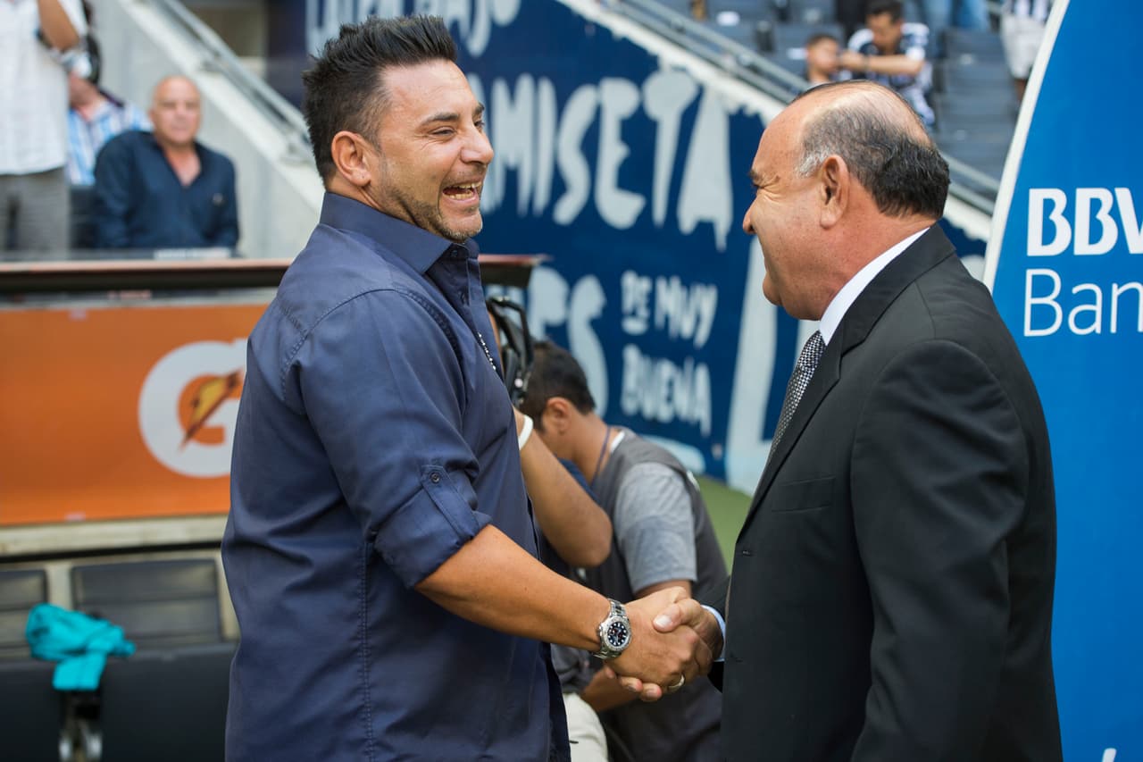 Antonio Mohamed y Juan Antonio Luna se saludaron afectuosamente previo al arranque del encuentro.